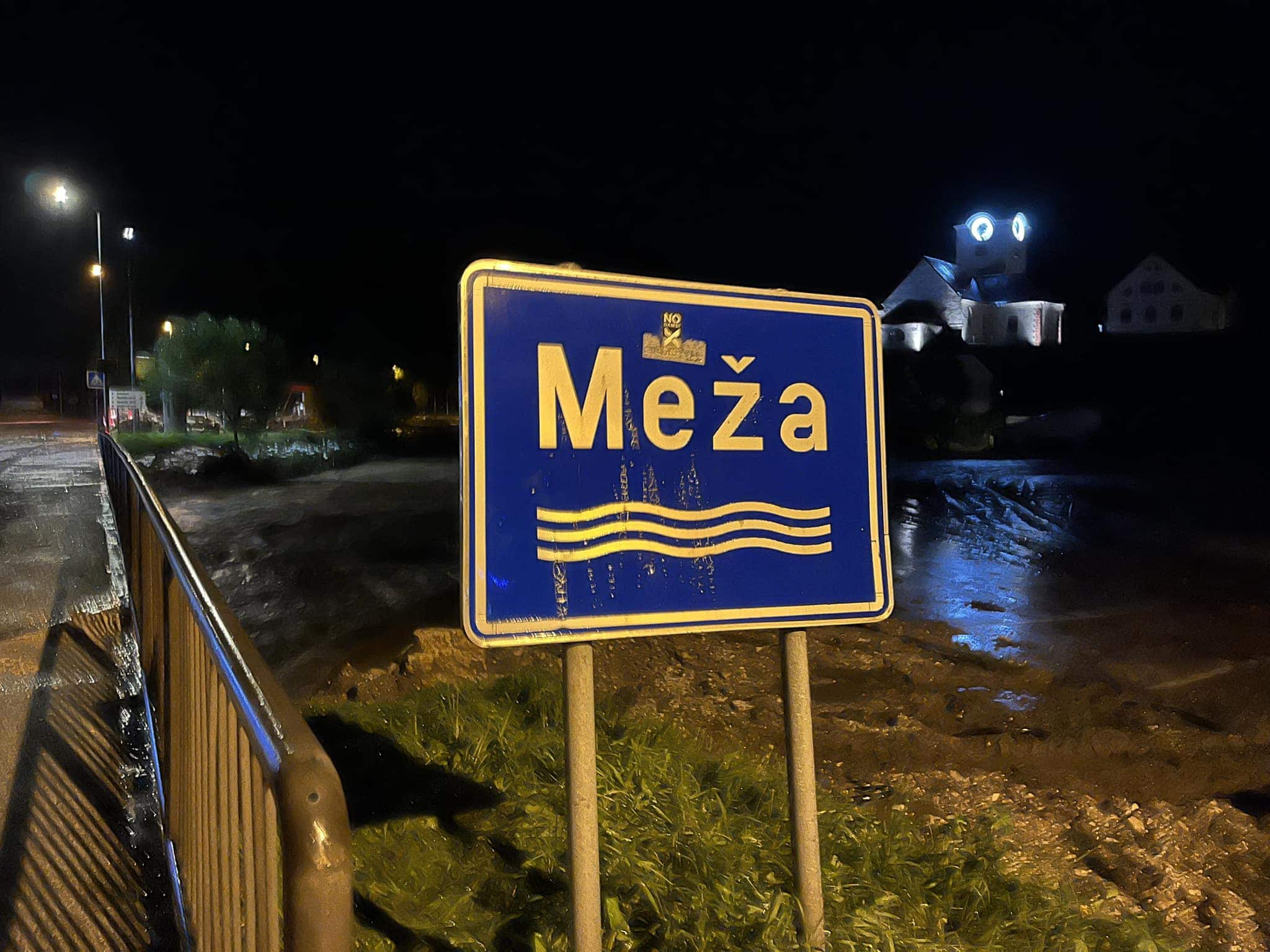 Slovenska vojska v Mežico pripeljala montažni most