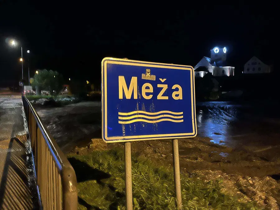 Slovenska vojska v Mežico pripeljala montažni most