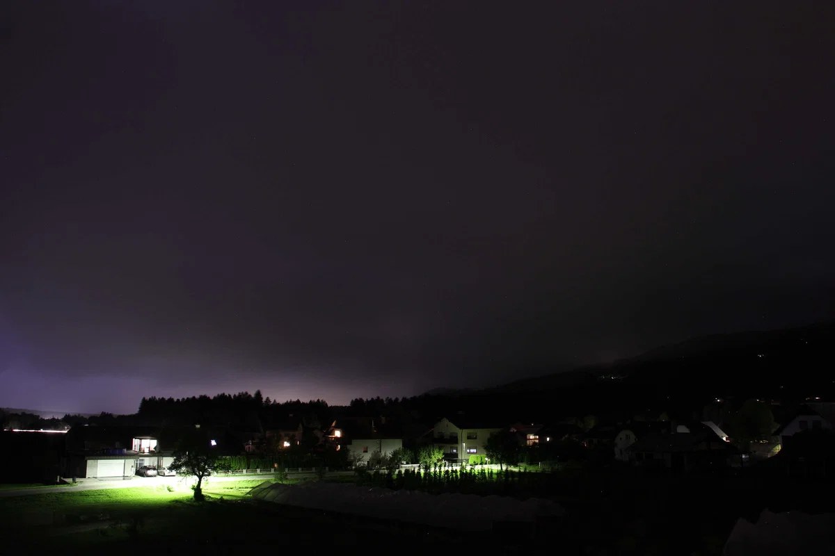 Močno neurje na Koroškem zopet povzročalo težave: Na Prevaljah evakuirali družino