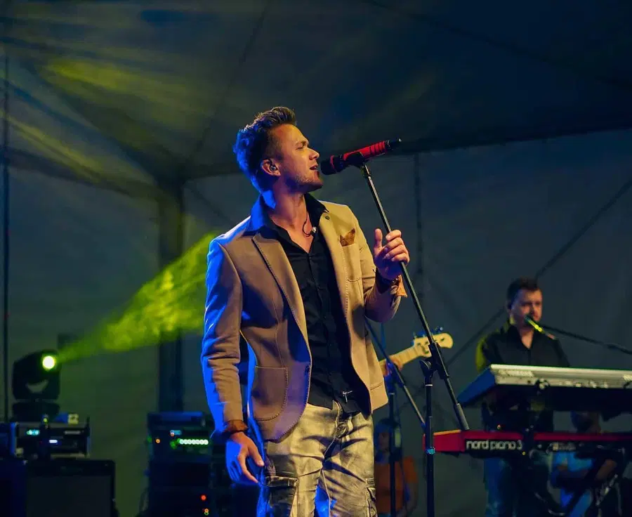 Ne pozabite, jutri nas čaka nepozaben Spektakel duetov Luke Basija