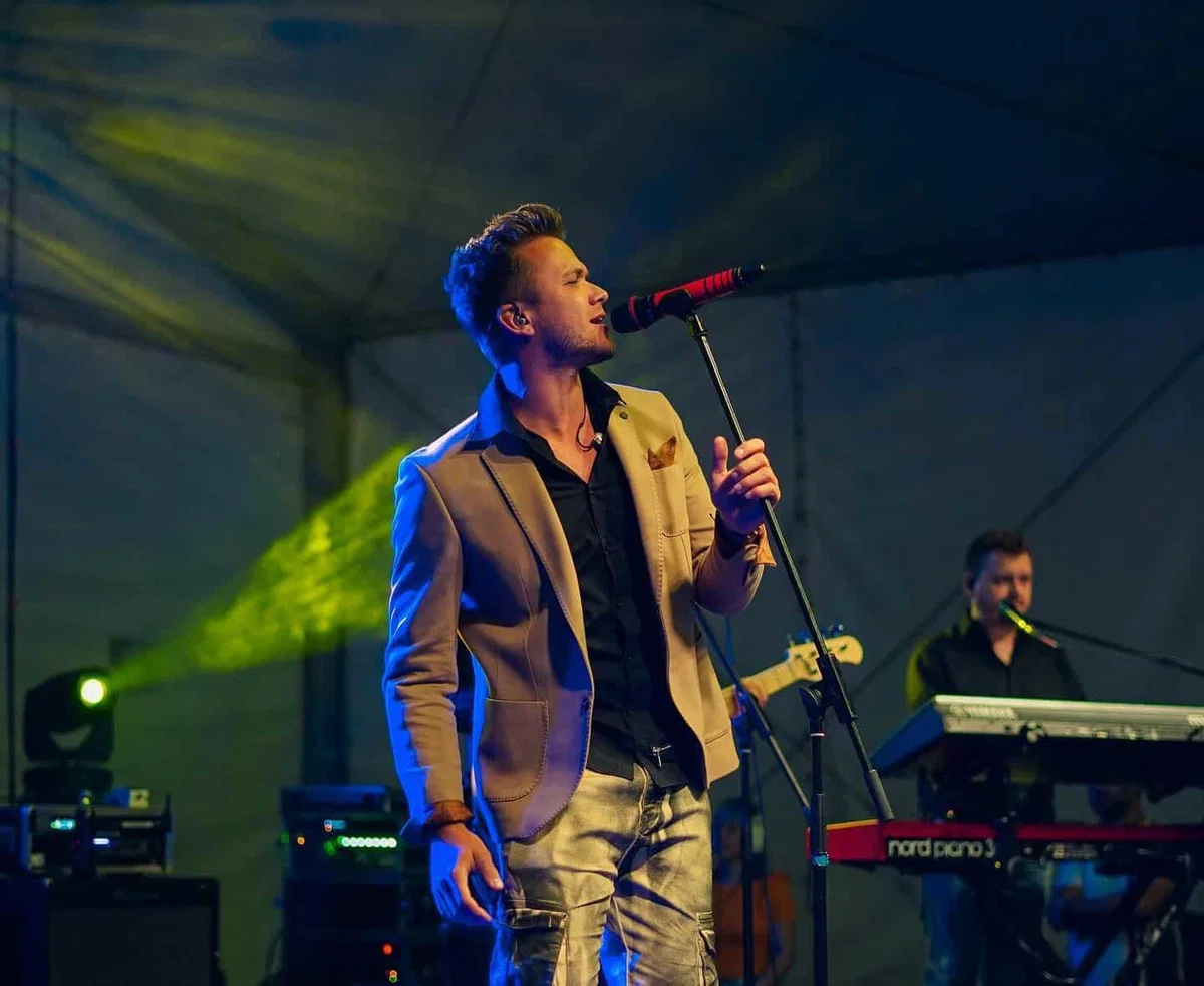 Ne pozabite, jutri nas čaka nepozaben Spektakel duetov Luke Basija