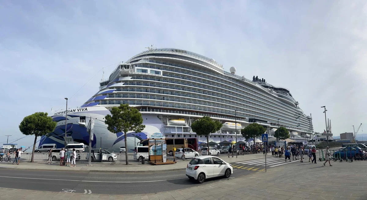 V Kopru zasidrana 300 metrska ''vesoljska pošast''