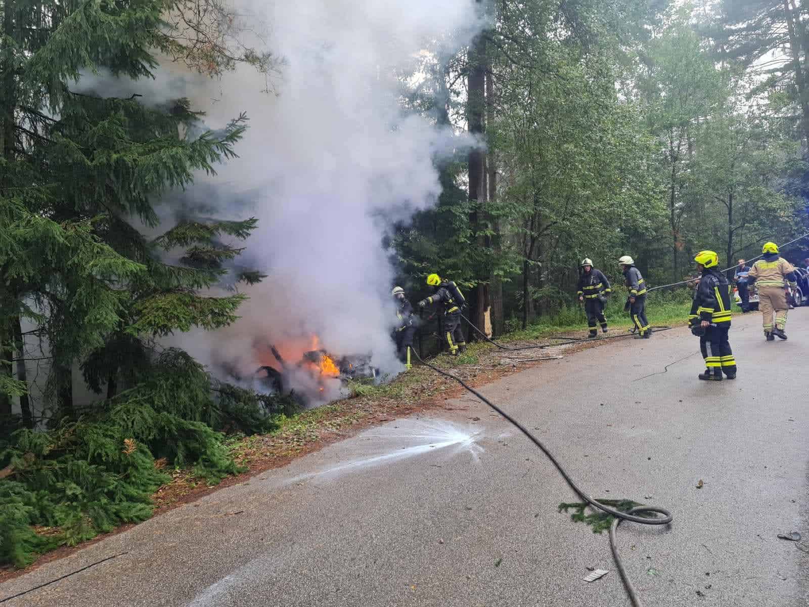 Na Prevaljah avtomobil trčil v drevo in zagorel
