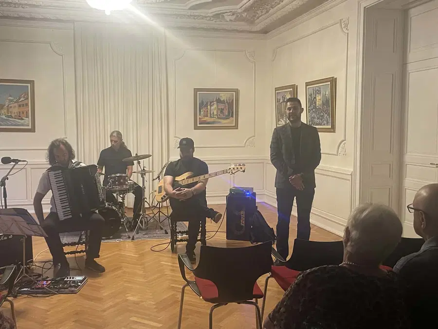 V Dvorcu Bukovje se je odvil že tretji koncert Jesenskih serenad z Marko Hatlak bendom