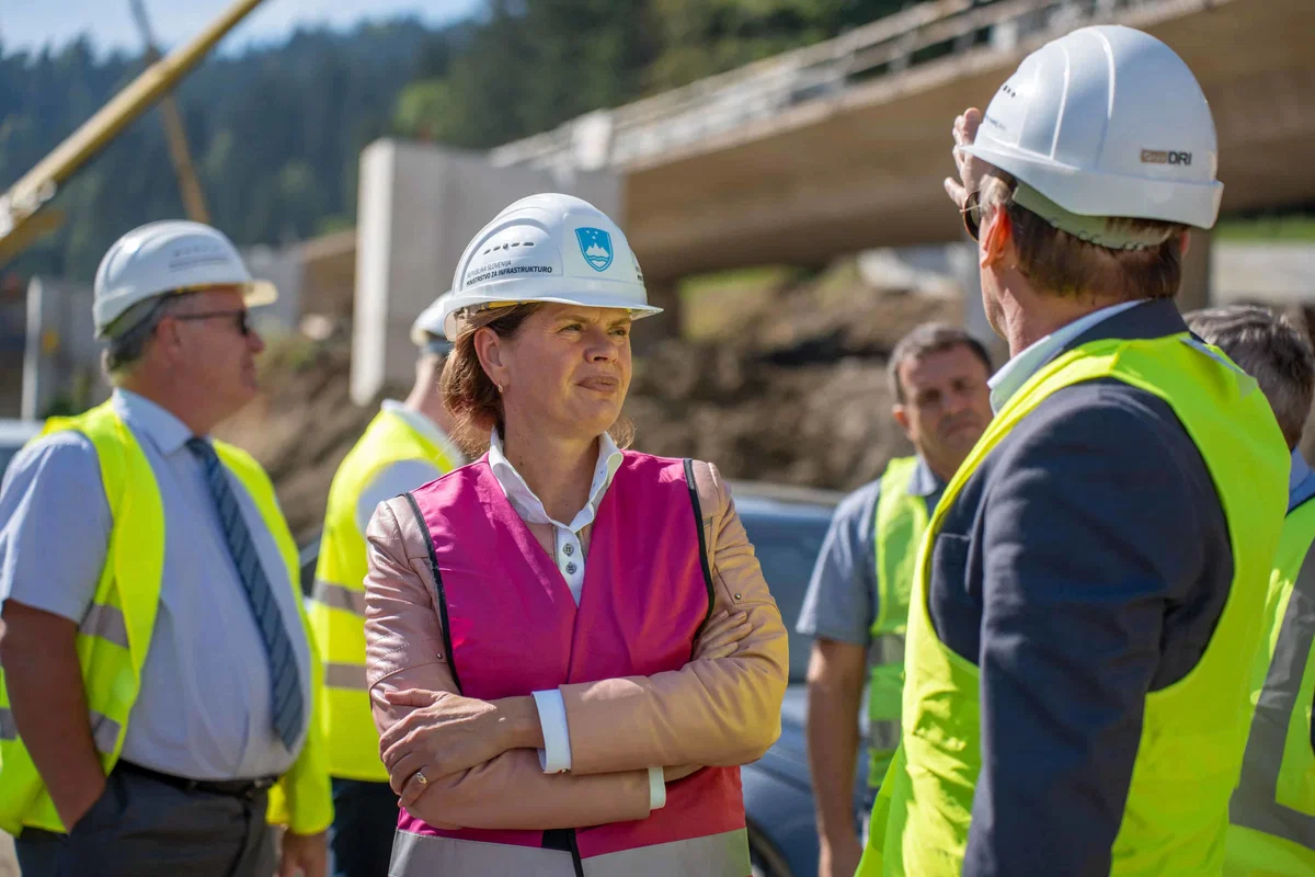 Ministrica Bratušek: Rok odprtja odseka hitre ceste med Velenjem in Slovenj Gradcem ostaja junij 2028