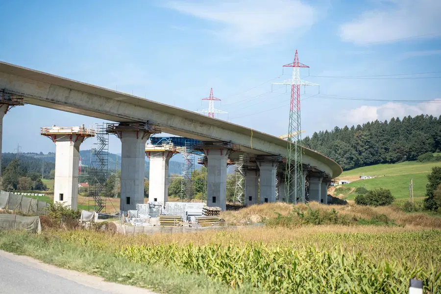 Odzivi Ministrstva za infrastrukturo in poslanca Dušana Stojanoviča na gradnjo 3. razvojne osi