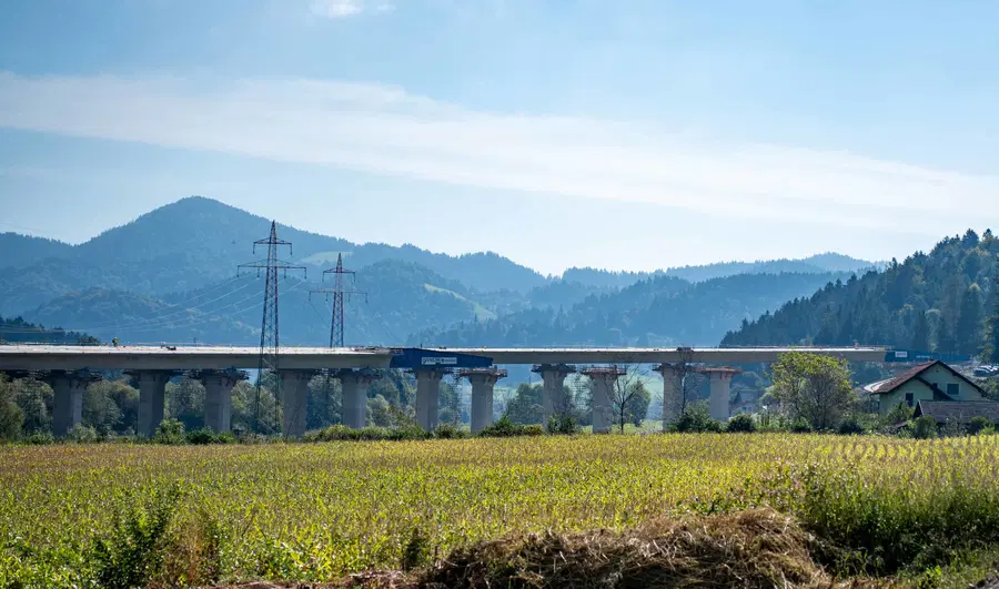 Izvajalec na najzahtevnejšem odseku severnega dela tretje razvojne osi uveden v delo