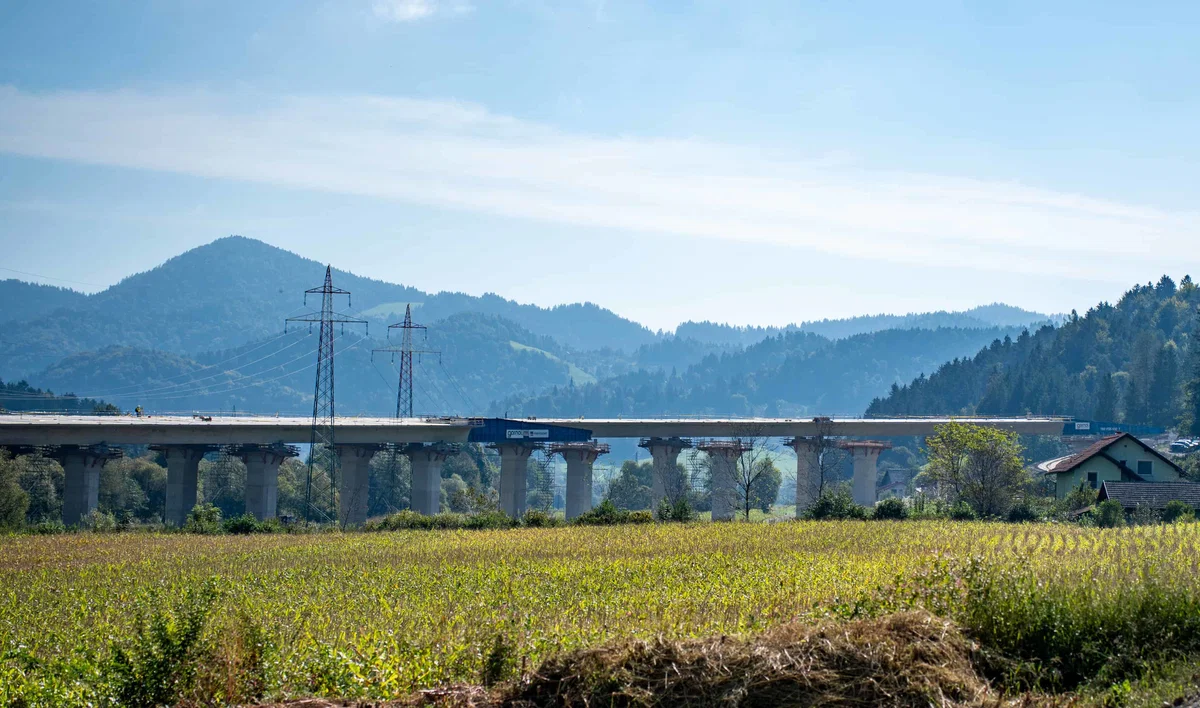 Za tretjo razvojno os eno novo gradbeno dovoljenje, za najzahtevnejši del v teku javno naročilo