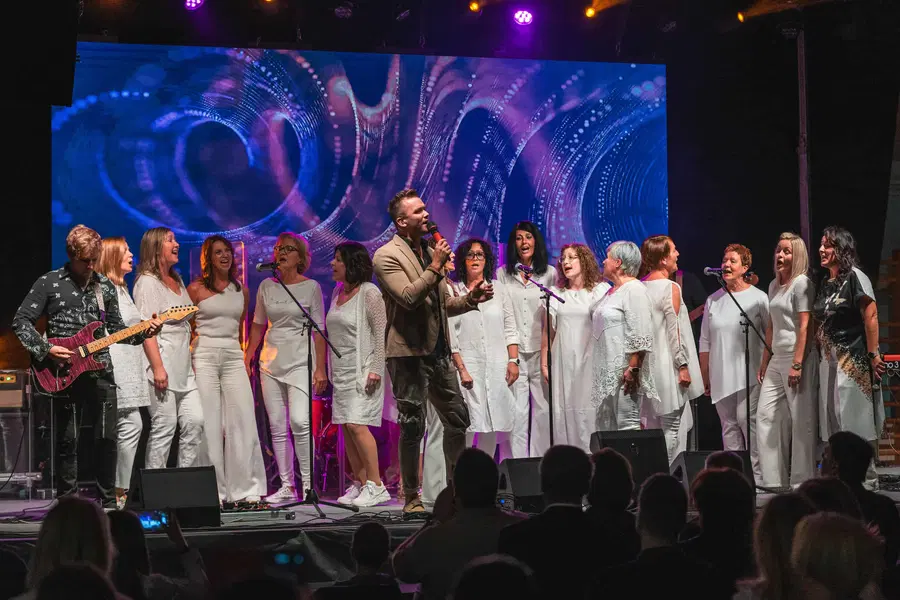 FOTO: Na dobrodelnem koncertu Korošci #ZAKOROŠKO zbrali zavidljivih 34.115 €