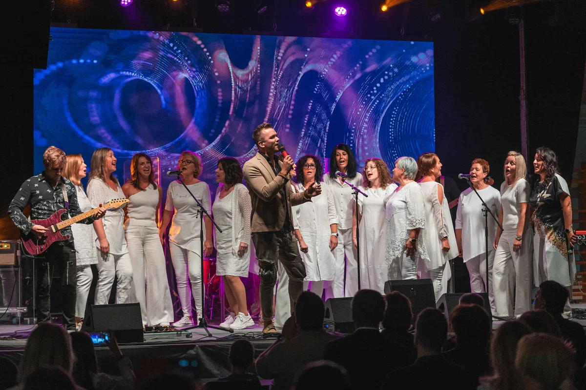 FOTO: Na dobrodelnem koncertu Korošci #ZAKOROŠKO zbrali zavidljivih 34.115 €