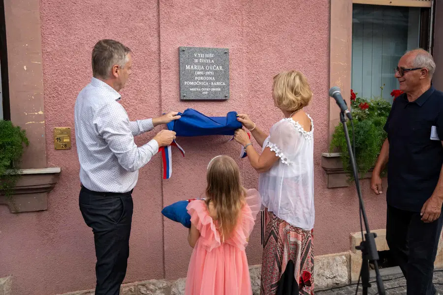 Foto: V Slovenj Gradcu odkrili spominsko ploščo posvečeno Mariji Ovčar