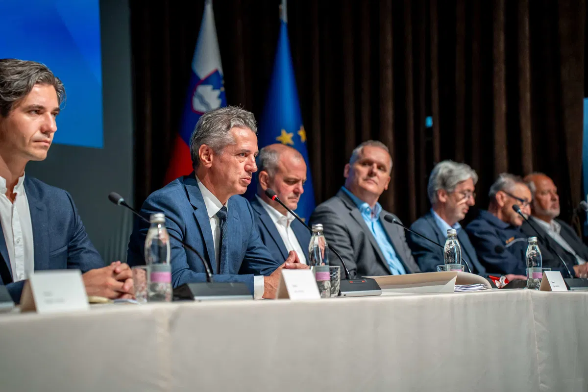 Premier Golob za Odmeve in 24ur zvečer vztrajal: Višje plače le skozi reformo plačnega sistema