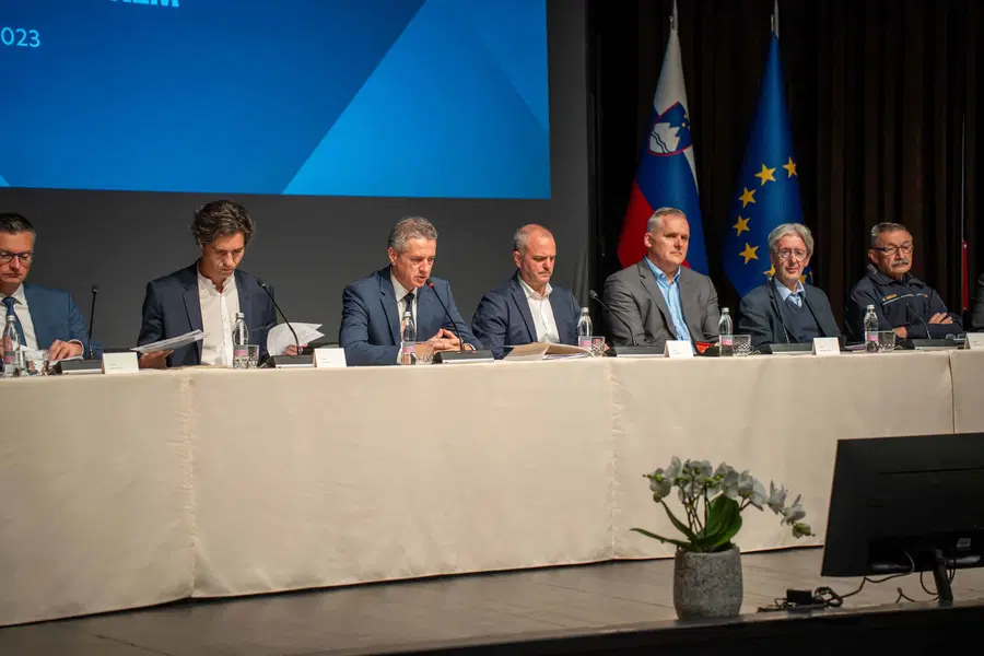 Anketa Dela: Padanje podpore vladi, Golobu in Svobodi se je ustavilo