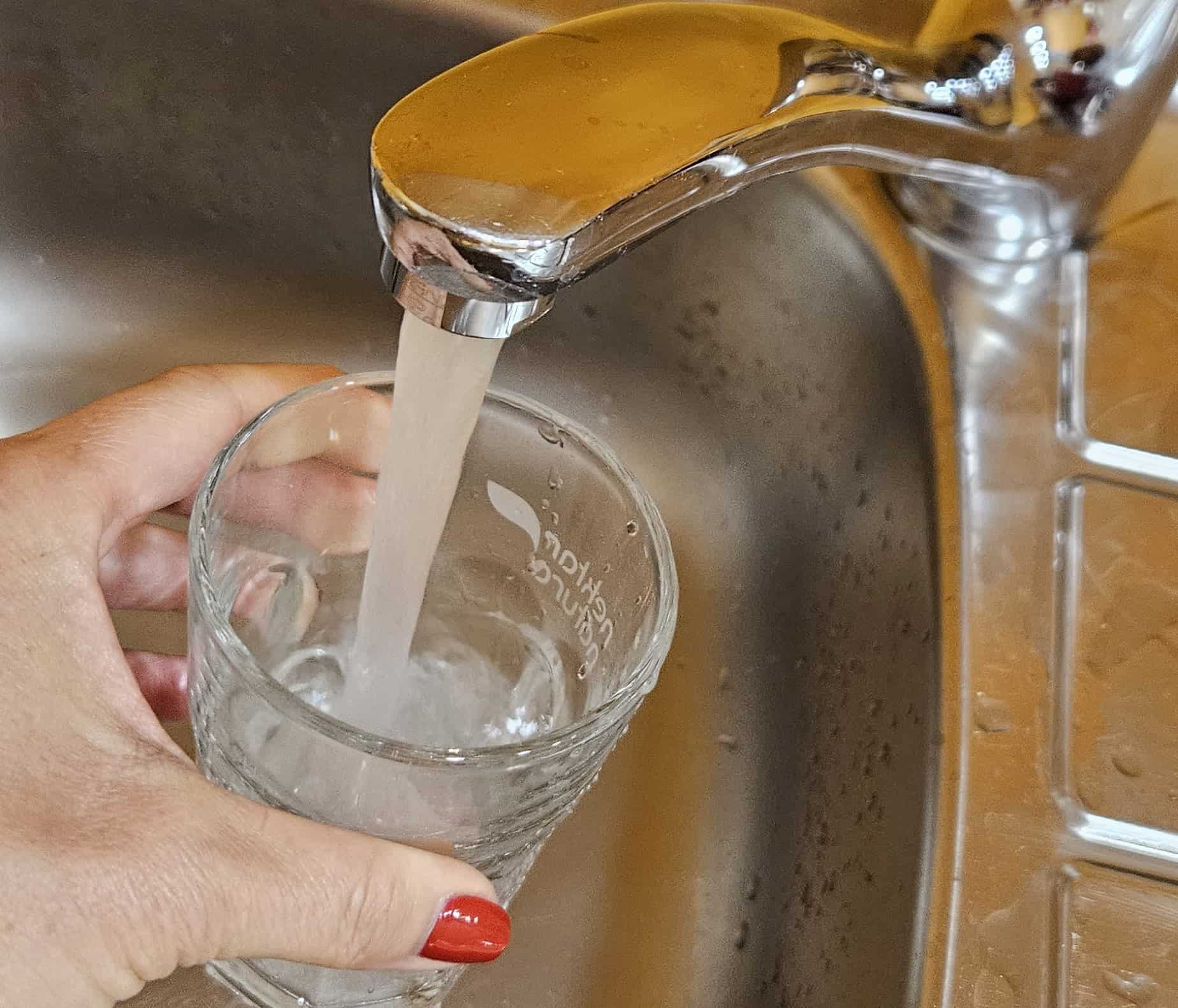 Življenje brez pitne vode v Domu starejših Na Fari Prevalje se zaključuje