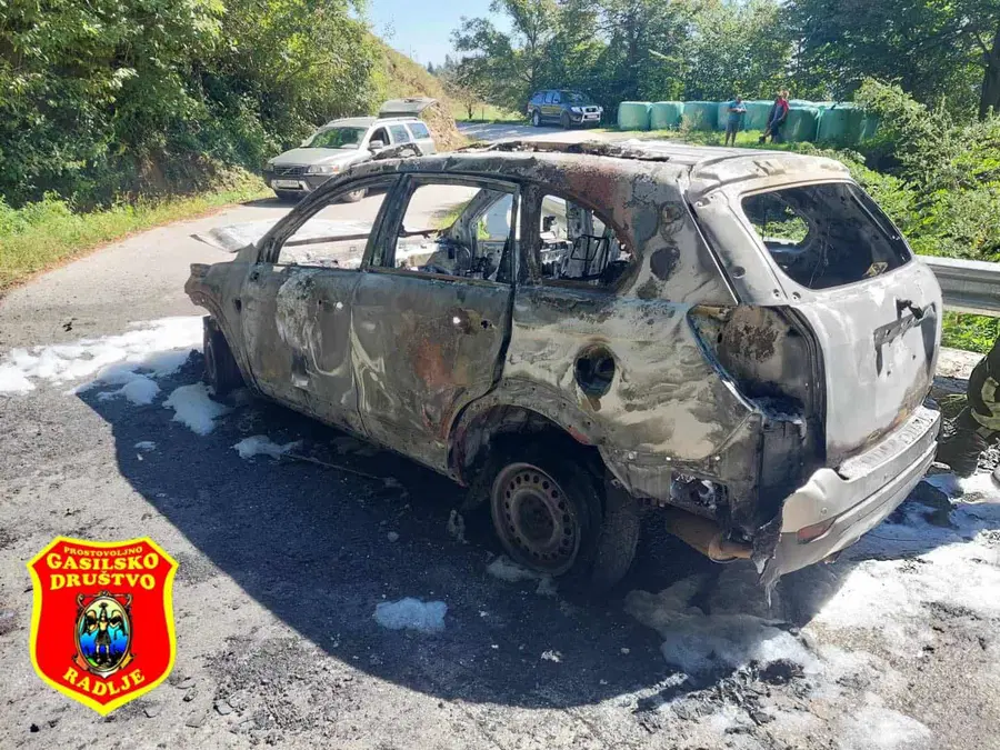 Na območju Radelj ob Dravi zagorelo vozilo, požar začel širiti v gozd