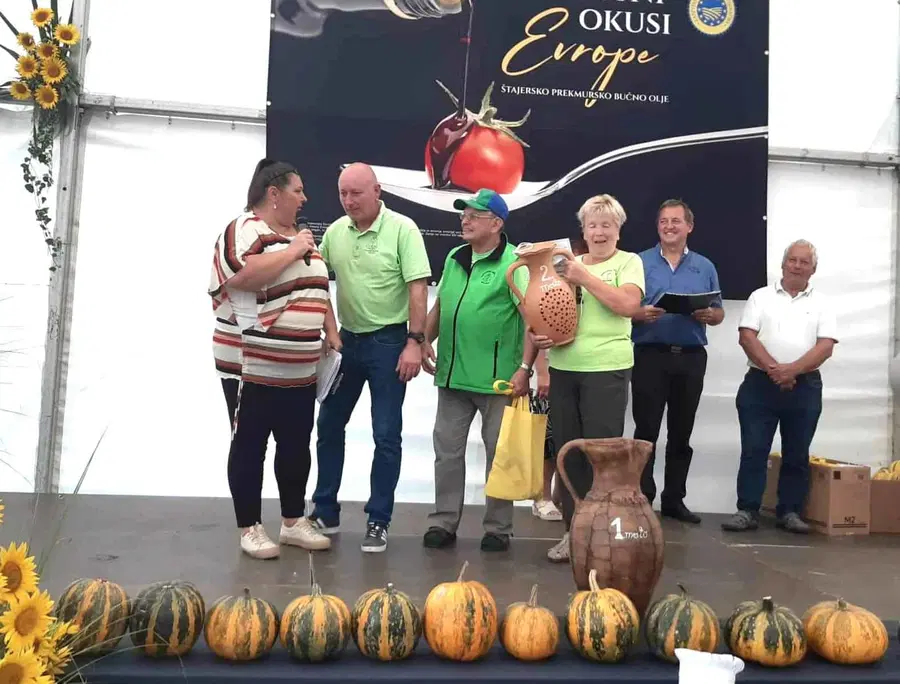 Turistično društvo Mislinja osvojilo 2. mesto v kuhanju bučnega golaža v Središču ob Dravi (FOTO)