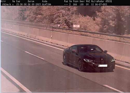 Zaradi prehitre vožnje policija oglobila voznico s 1200 € kazni