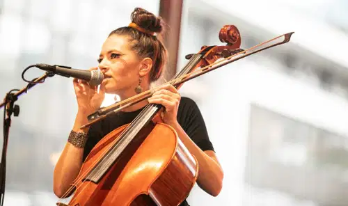 Jazz Ravne vabi na koncert ekstravagantne Lakiko