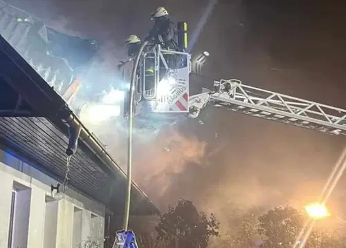 V Podgorju zagorela hiša. Pri gašenju se je poškodoval gasilec (FOTO)