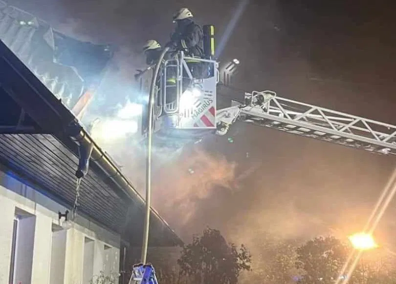 V Podgorju zagorela hiša. Pri gašenju se je poškodoval gasilec (FOTO)