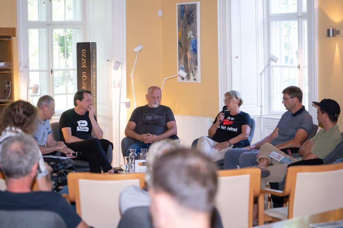 Odvijala se je okrogla miza "Gremo v Jazbino?"