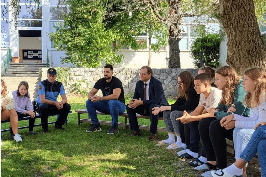 Challe Salle skupaj s policisti nagovoril učence in jih spodbudil k ustvarjanju prijaznega otroštva brez nasilja