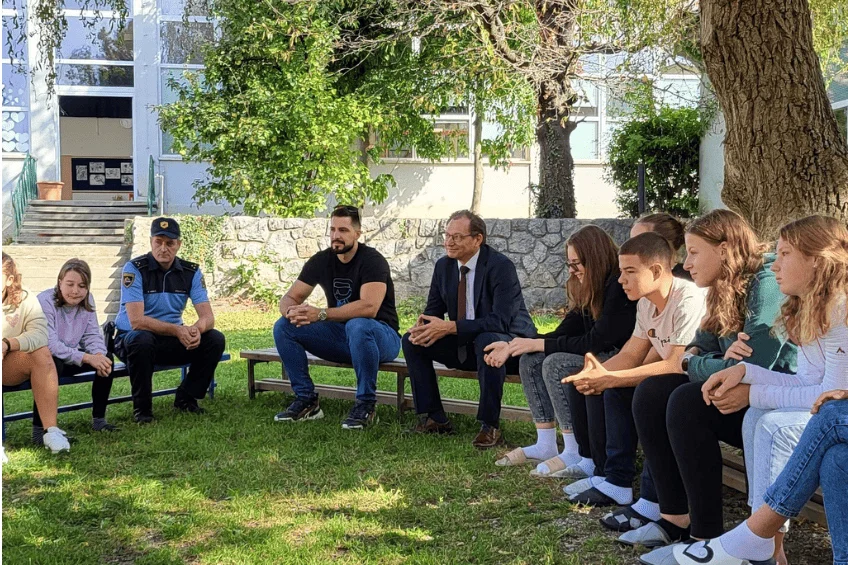 Challe Salle skupaj s policisti nagovoril učence in jih spodbudil k ustvarjanju prijaznega otroštva brez nasilja