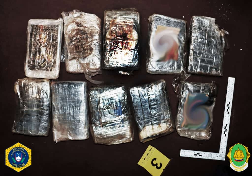 Celjski kriminalisti 44-letnega Slovenca poleg umora 42-letnega moškega sumijo še izsiljevanja. Zasegli so tudi več kot 50 kg prepovedanih drog (FOTO)