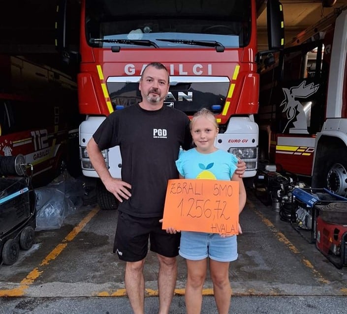 10- letna srčna Ela Kolar v petih urah zbrala 1256 eur prostovoljnih prispevkov za gasilce