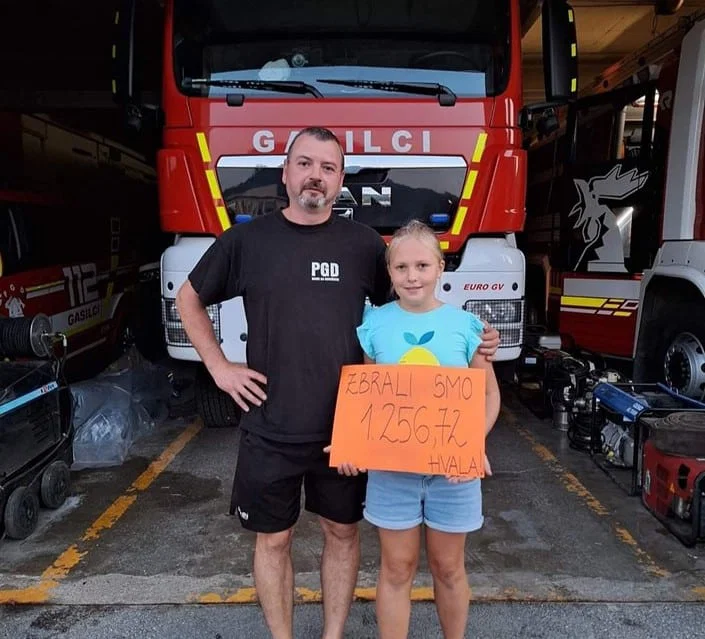 10- letna srčna Ela Kolar v petih urah zbrala 1256 eur prostovoljnih prispevkov za gasilce