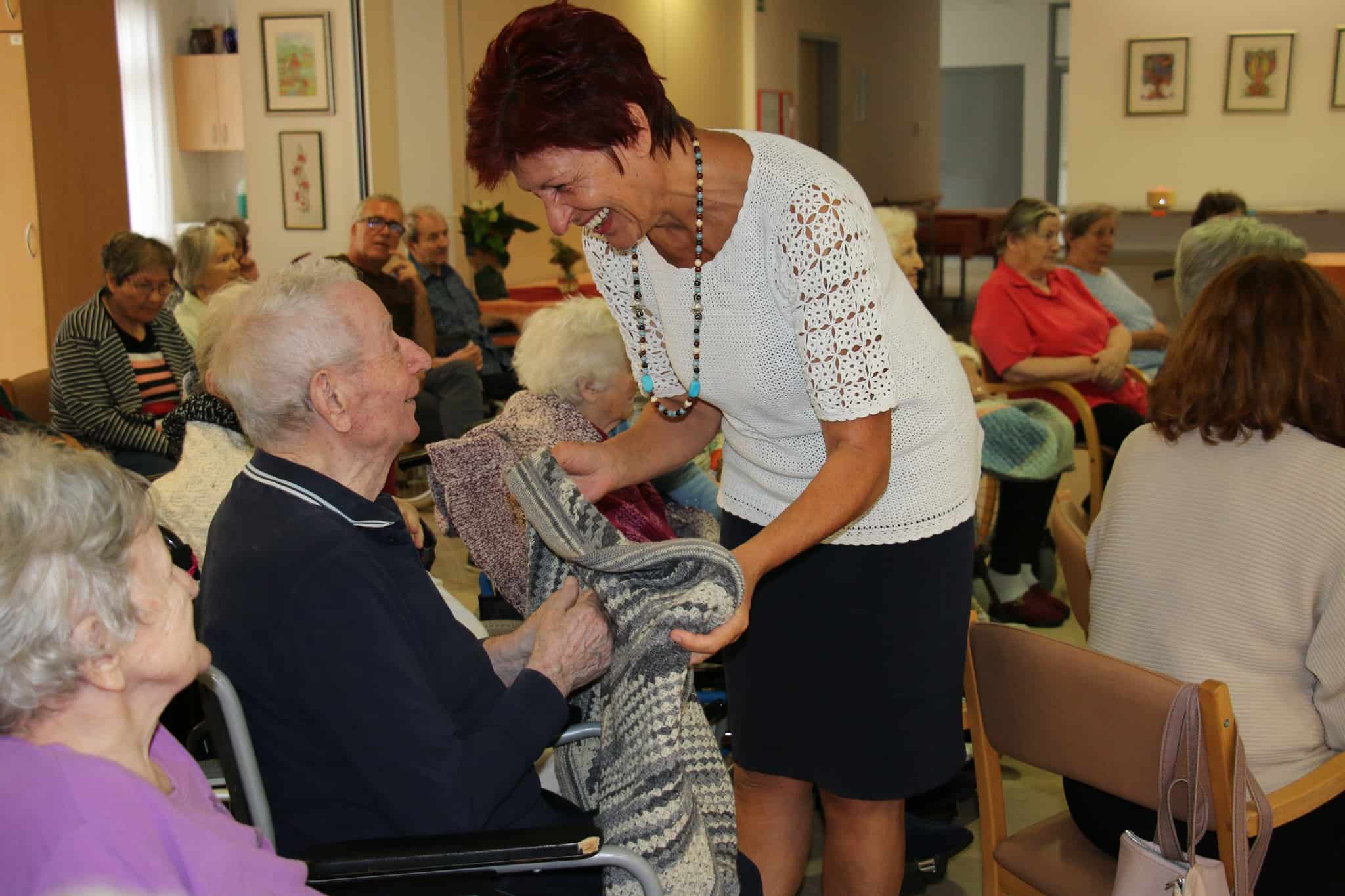 Unikatne odejice bodo grele noge in srca stanovalcev Doma starostnikov v Slovenj Gradcu