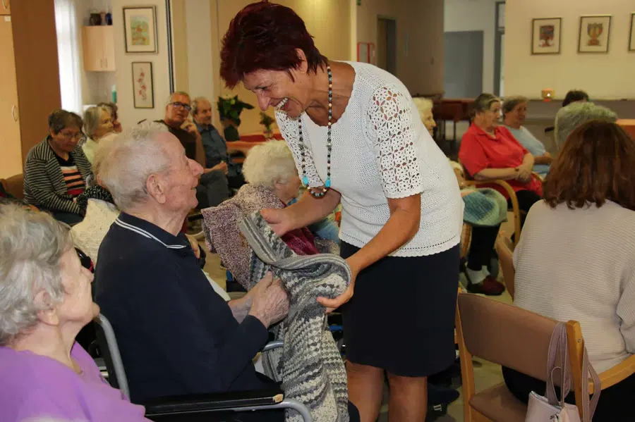 Unikatne odejice bodo grele noge in srca stanovalcev Doma starostnikov v Slovenj Gradcu