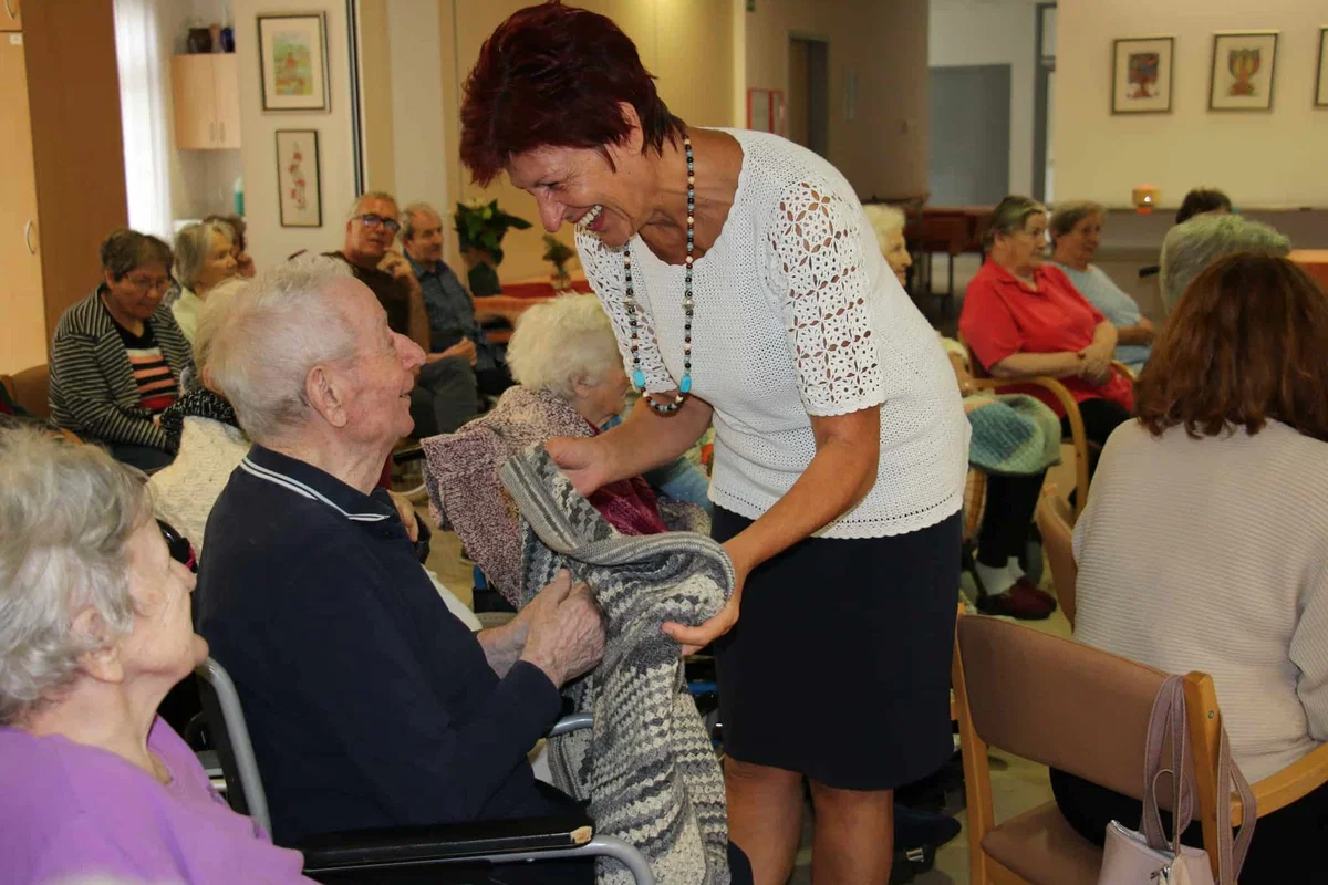 Unikatne odejice bodo grele noge in srca stanovalcev Doma starostnikov v Slovenj Gradcu