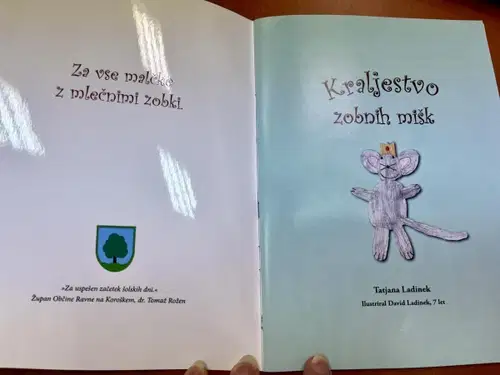 Poslanica Ravenskega župana o prvem septembru. V trajen spomin so najmlajši prejeli pravljico o zobni miški s Koroške