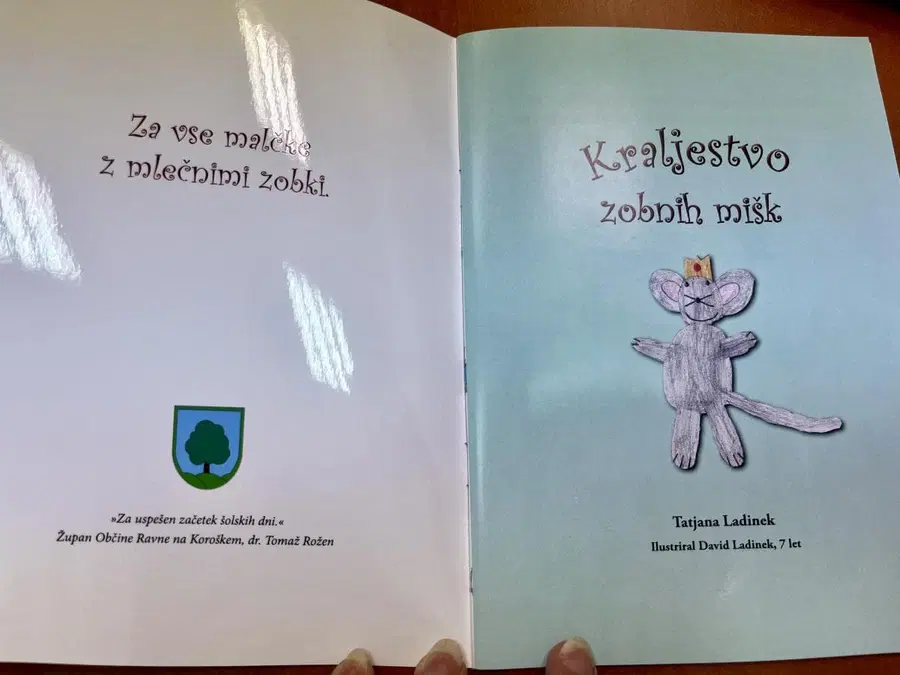 Poslanica Ravenskega župana o prvem septembru. V trajen spomin so najmlajši prejeli pravljico o zobni miški s Koroške