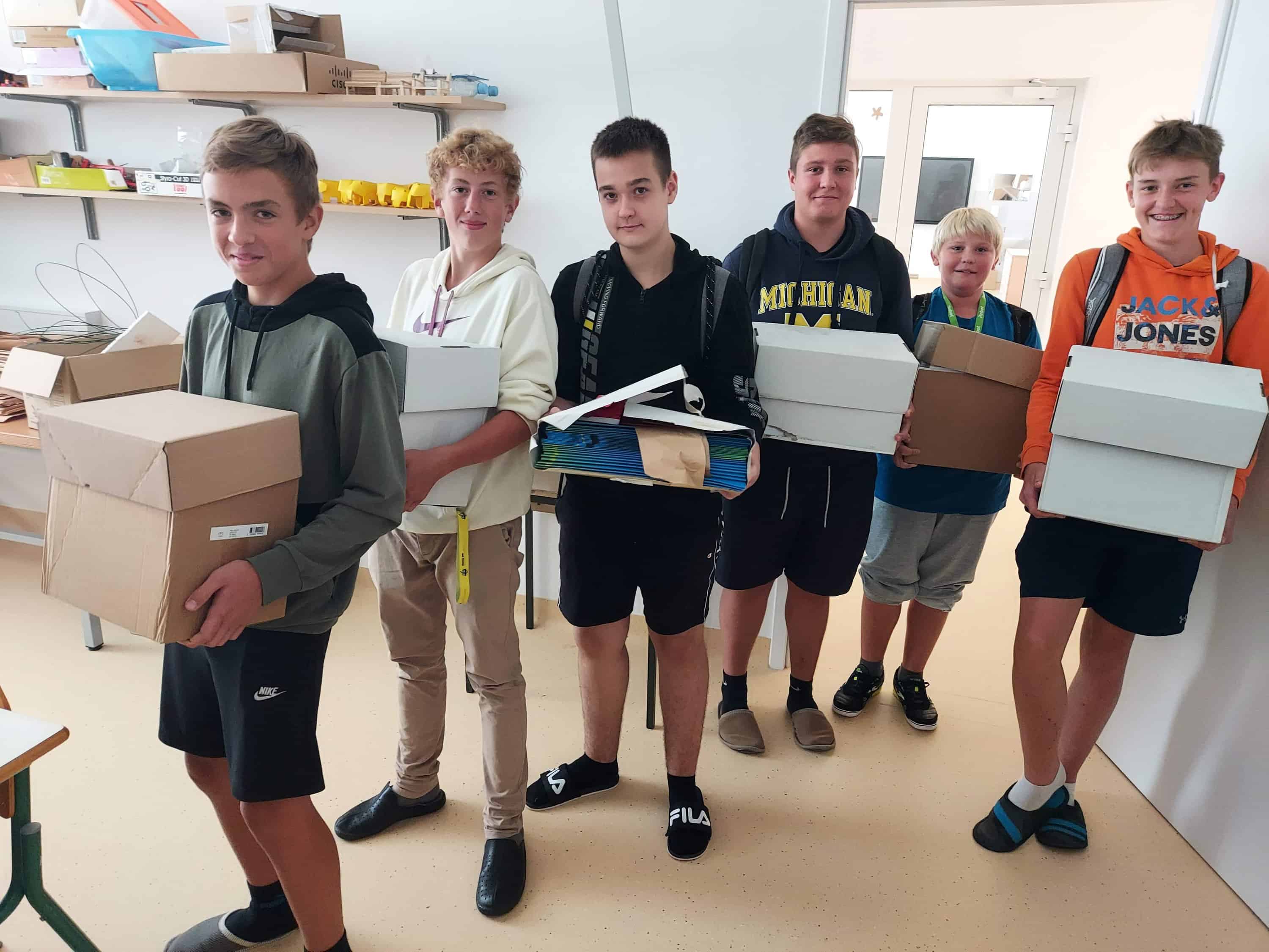 Podjetje Muflon iz Radeč je trem osnovnim šolam na Koroškem podarilo potrebščine, ki so se jih zelo razveselili