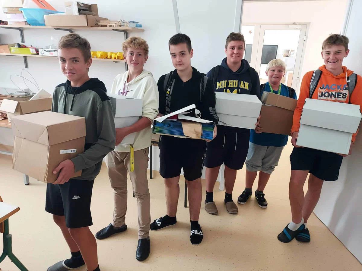 Podjetje Muflon iz Radeč je trem osnovnim šolam na Koroškem podarilo potrebščine, ki so se jih zelo razveselili