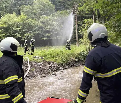 V Razborci zagorelo na električnem drogu. V Črni onesnažena reka Meža