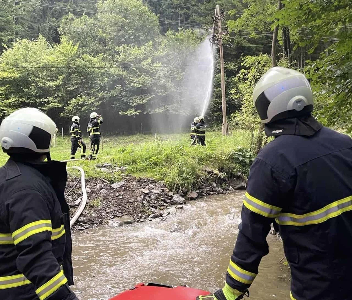 V Razborci zagorelo na električnem drogu. V Črni onesnažena reka Meža