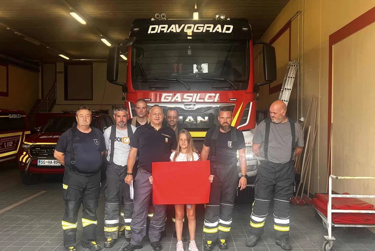Naja - deklica z največjim srcem gasilcem PGD Dravograd predala donacijo s prodajo zapestnic