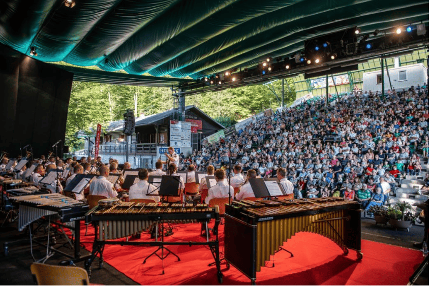 Na dobrodelnem dogodku s Policijskim orkestrom in Martinom Krpanom zbrali več kot 30.000 evrov za otroke s poplavljenih območij