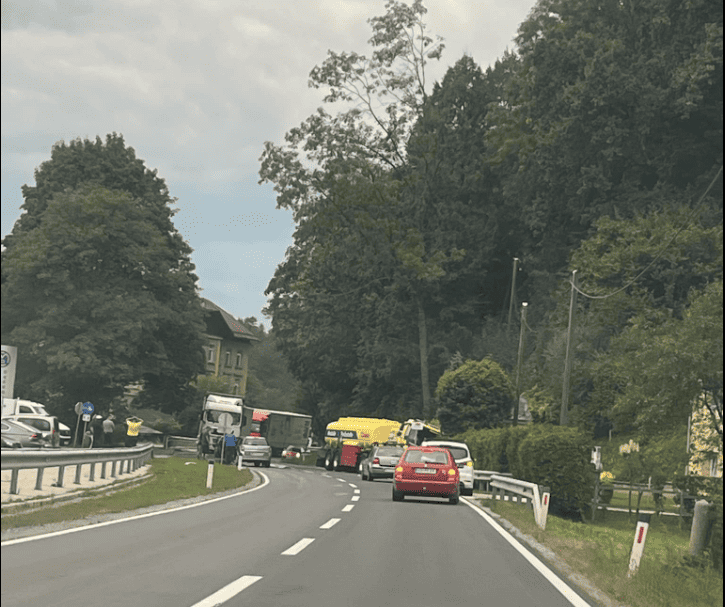 V naselju Otiški Vrh trčila osebno in tovorno vozilo