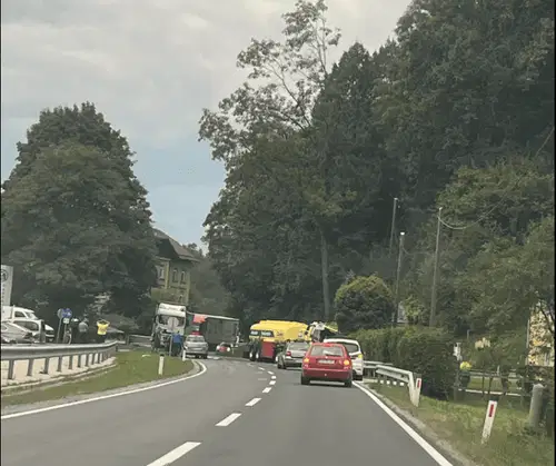 V naselju Otiški Vrh trčila osebno in tovorno vozilo