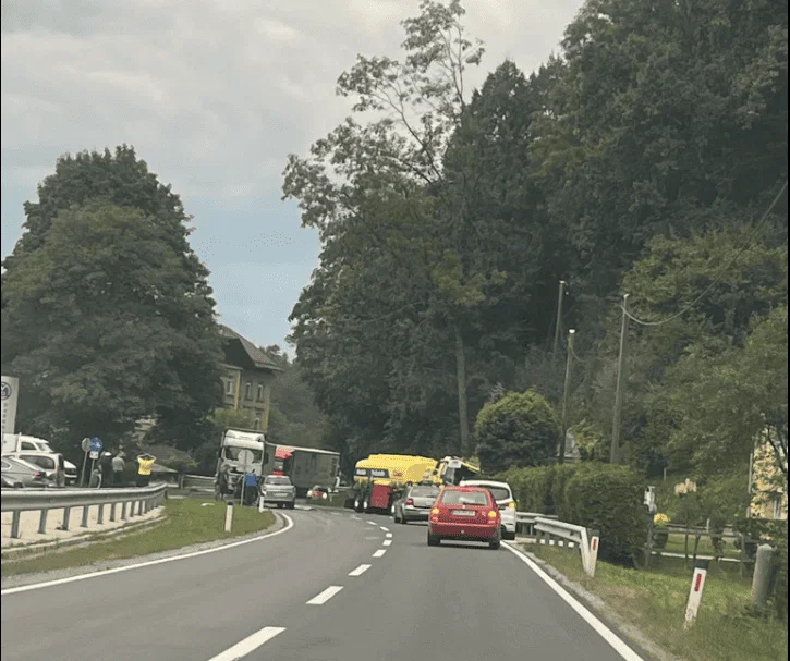 V naselju Otiški Vrh trčila osebno in tovorno vozilo