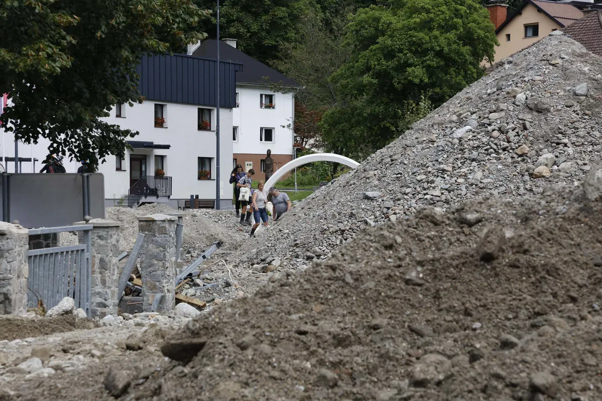 Skupina za koordinacijo obnove po poplavah danes predvsem o težavah z muljem