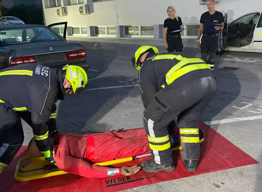 V Slovenj Gradcu so se gasilci pomerili na Heavy Rescue Slovenia nočni dirki (FOTO)