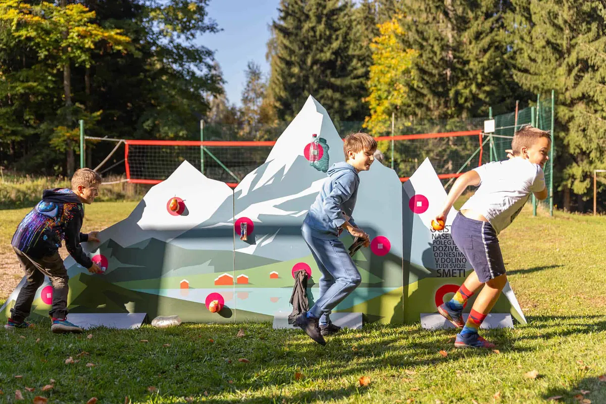Novo igrišče na Naravskih ledinah bo odslej razveseljevalo najmlajše planinske navdušence (FOTO)