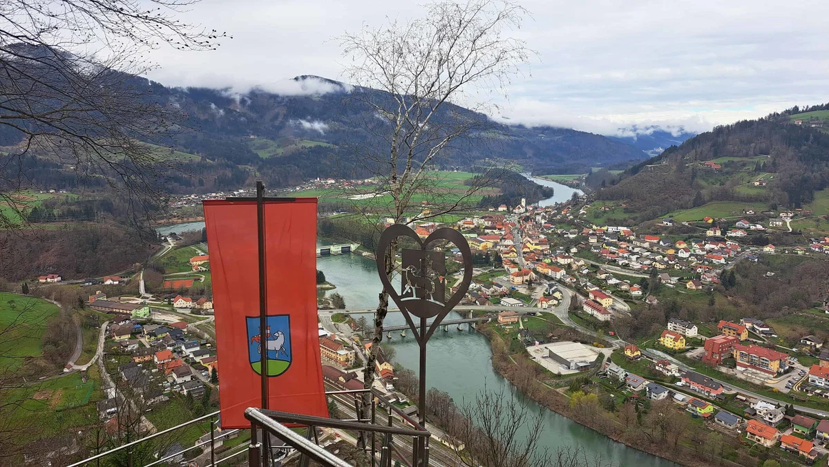 Nedelja bo pretežno jasna, proti večeru bo rahlo deževalo