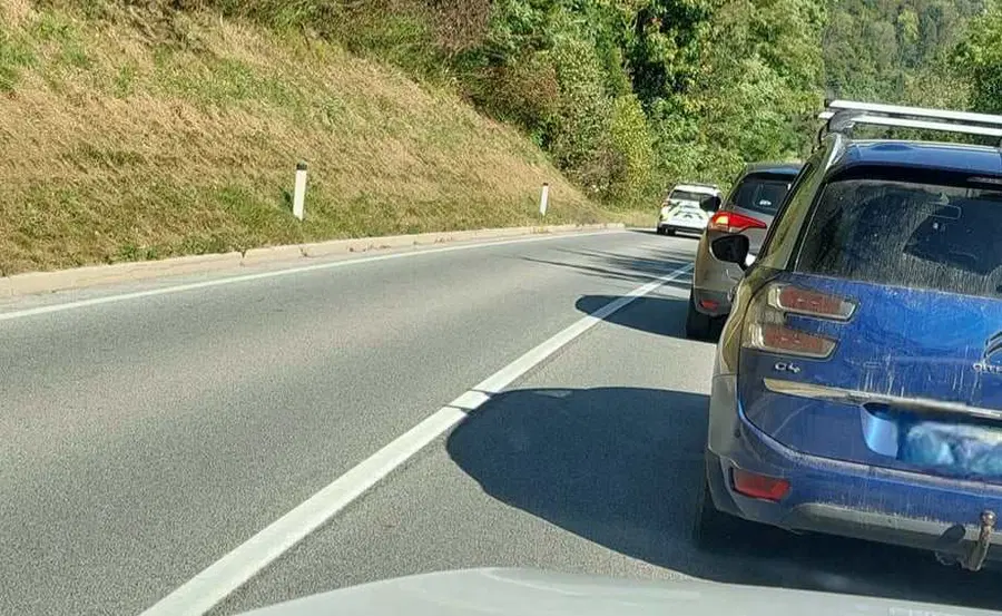 Na relaciji Dravograd - Vuzenica je prišlo do hujše prometne nesreče