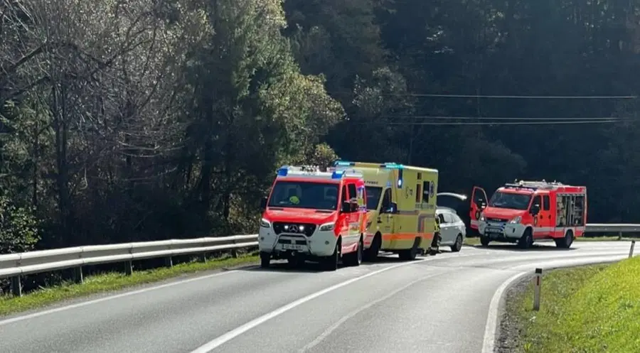 V Paki pri Velenju sta trčila osebno in tovorno vozilo